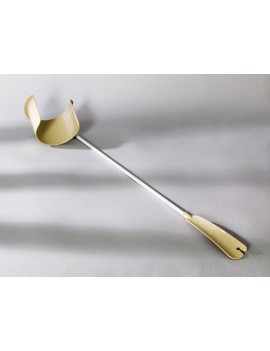 PONE MEDIAS Y CALZADOR